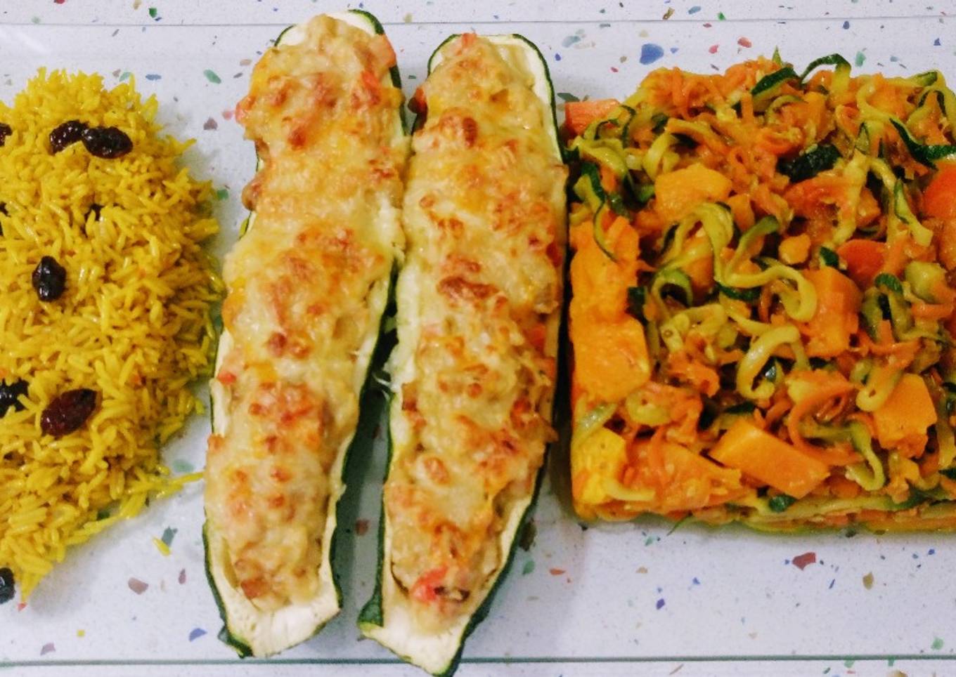 Calabacín relleno de batata, salteado de arroz con arándanos y salteado vegetal con anís