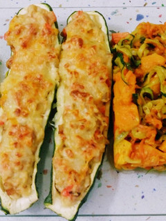 Una foto de Calabacín relleno de batata, salteado de arroz con arándanos y salteado vegetal con anís