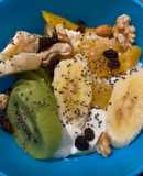 Desayuno nutritivo, yogurt natural y frutas