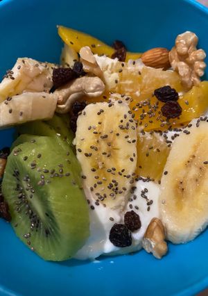 Una foto de Desayuno nutritivo, yogurt natural y frutas