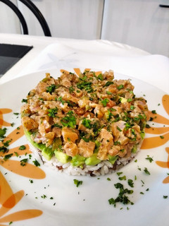 Una foto de Tartar de salmón, arroz y aguacate
