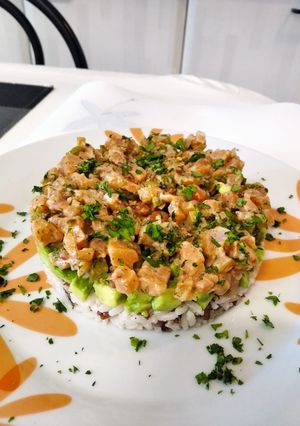 Una foto de Tartar de salmón, arroz y aguacate