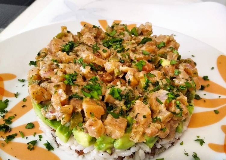 Tartar de salmón, arroz y aguacate