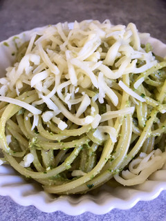 Una foto de Espaguetis con pesto