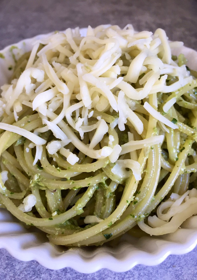 Una foto de Espaguetis con pesto