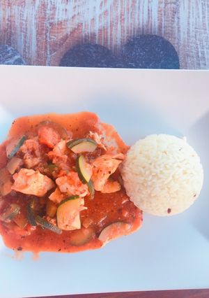 Une photo de Poulet en sauce accompagné de son riz basmati