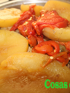 Una foto de Pollo con patatas y pimientos