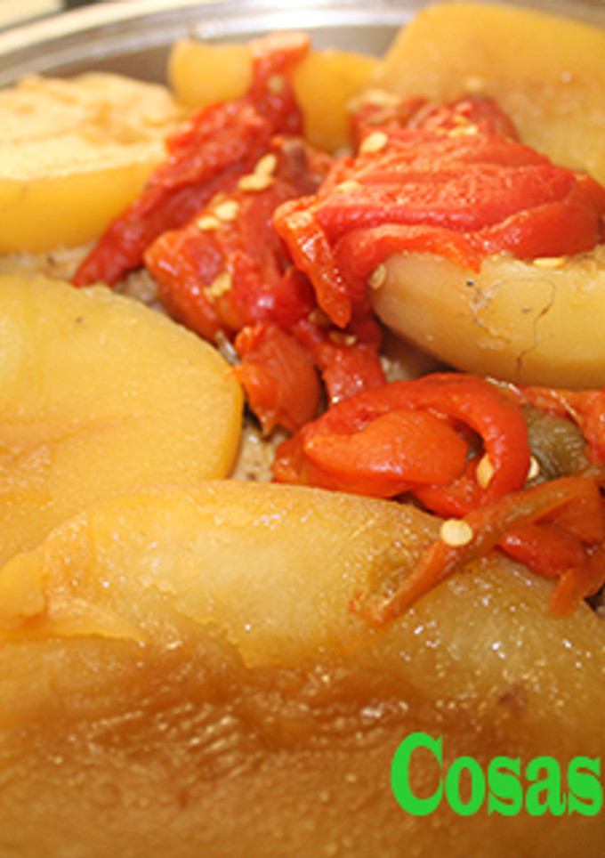 Una foto de Pollo con patatas y pimientos