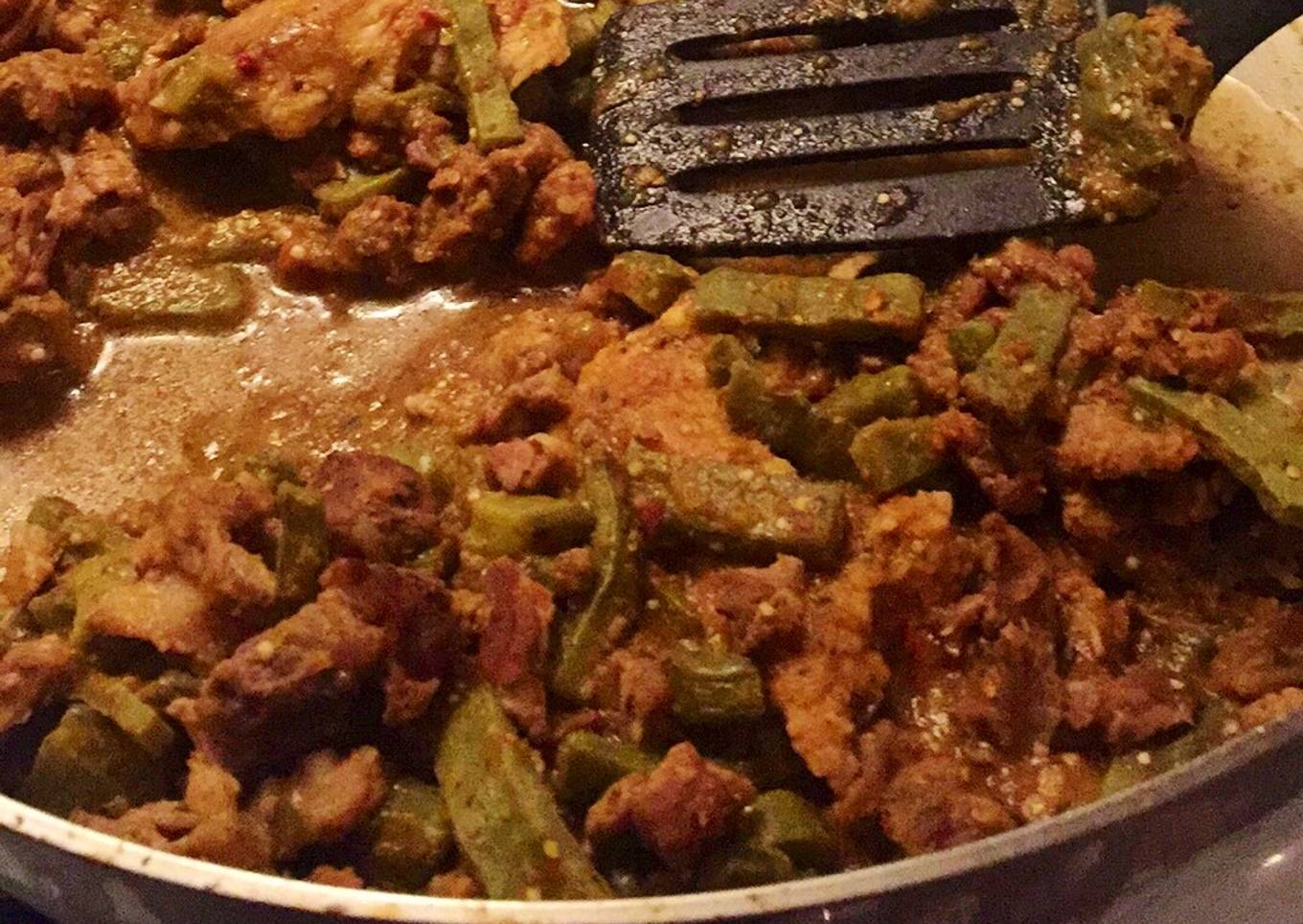 Suadero en salsa morita con nopales