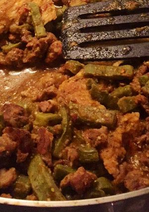 Una foto de Suadero en salsa morita con nopales