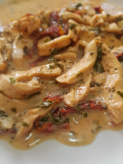 Una foto de Pechuga con salsa de tomate deshidratado