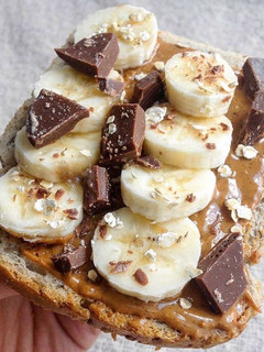Una foto de Tostadas con mantequilla de cacahuete, plátano y chocolate