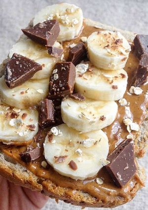 Una foto de Tostadas con mantequilla de cacahuete, plátano y chocolate