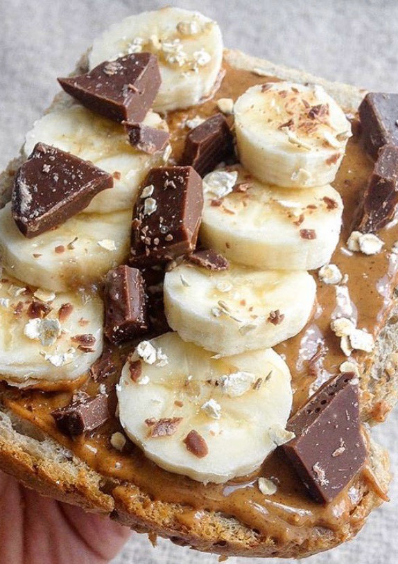Una foto de Tostadas con mantequilla de cacahuete, plátano y chocolate