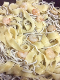 Una foto de Tagliatelle con gulas y gambas al ajillo 🦐