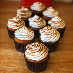 A picture of Lemon Meringue Cupcakes.