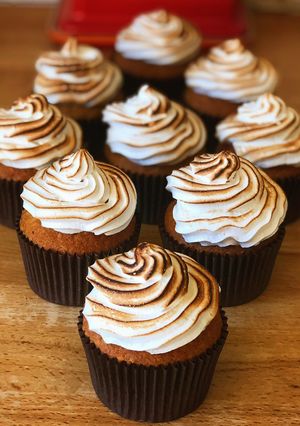 A picture of Lemon Meringue Cupcakes.