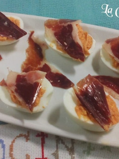 Una foto de Huevos rellenos con jamón