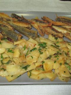 Una foto de Boquerones fritos con guarnición de patatas confitadas