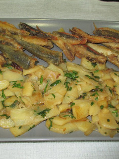 Una foto de Boquerones fritos con guarnición de patatas confitadas