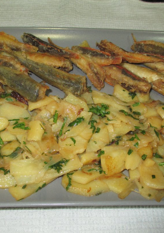 Una foto de Boquerones fritos con guarnición de patatas confitadas