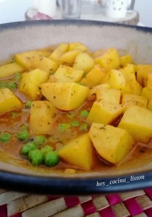 Una foto de Aloo matar (o aloo mutter)