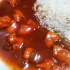 A picture of Chicken chilli with fried rice.