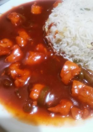 A picture of Chicken chilli with fried rice.