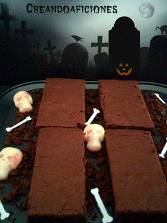 Una foto de Brownie cementerio de chocolate y naranja para Halloween