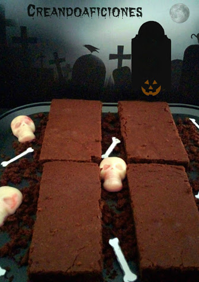 Una foto de Brownie cementerio de chocolate y naranja para Halloween