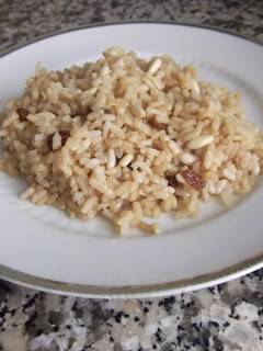 Una foto de Arroz con pasas y piñones