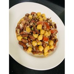 A picture of Red beans & chickpeas salad.