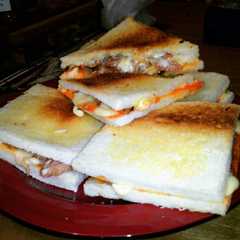 รูปของ Sandwich isi sosis mayo keju