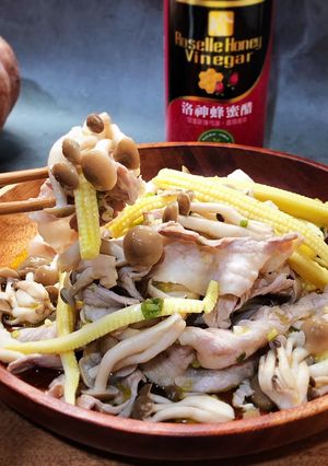 鮮菇肉片佐香蔥油醋醬 的食譜成品照片