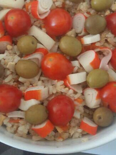 Una foto de Ensalada de arroz con aceitunas y cherry
