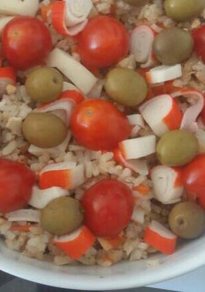 Una foto de Ensalada de arroz con aceitunas y cherry