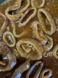 Una foto de Calamares en salsa