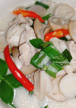 รูปของ ต้มข่าไก่ใส่เห็ดฟาง 🐔🍄