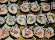 Una foto de arroz con alga nori