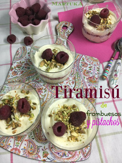Una foto de Tiramisú de frambuesas y pistachos