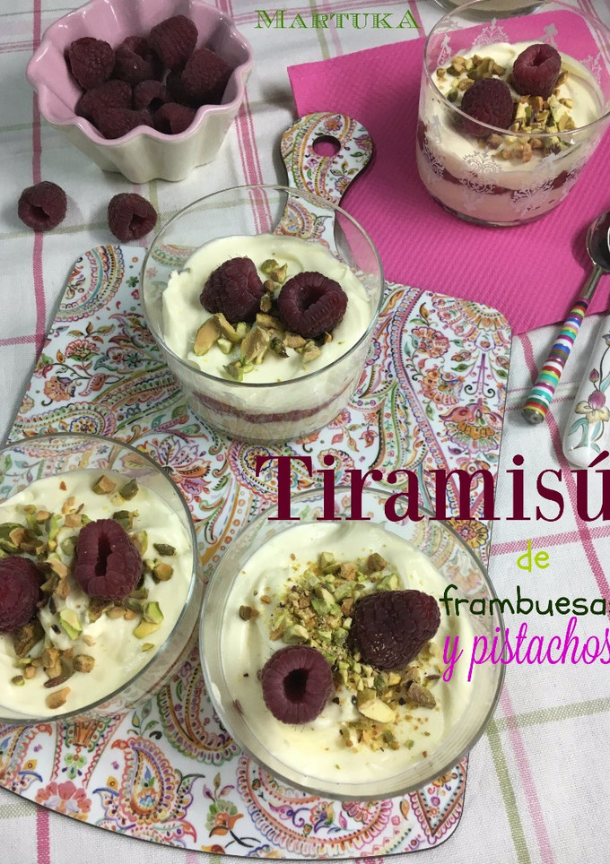 Una foto de Tiramisú de frambuesas y pistachos