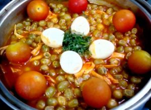 Una foto de Alverja Guisada con Huevos Codorniz