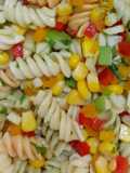 Ensalada de tornillos multicolor