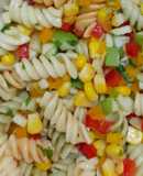 Ensalada de tornillos multicolor