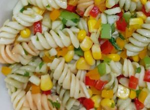 Una foto de Ensalada de tornillos multicolor
