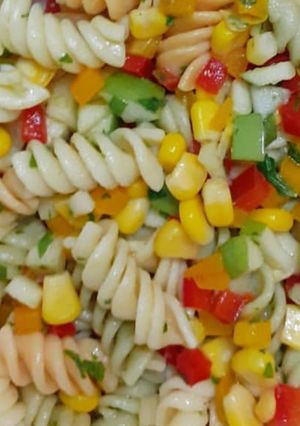 Una foto de Ensalada de tornillos multicolor
