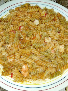 Una foto de Ensalada de espirales de colores y caballa