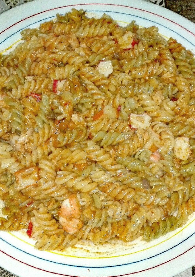 Una foto de Ensalada de espirales de colores y caballa