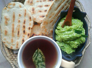 Una foto de Churrascas Calientitas con Puré de Palta