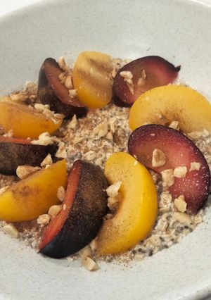 Una foto de Porridge de ciruelas y avellanas